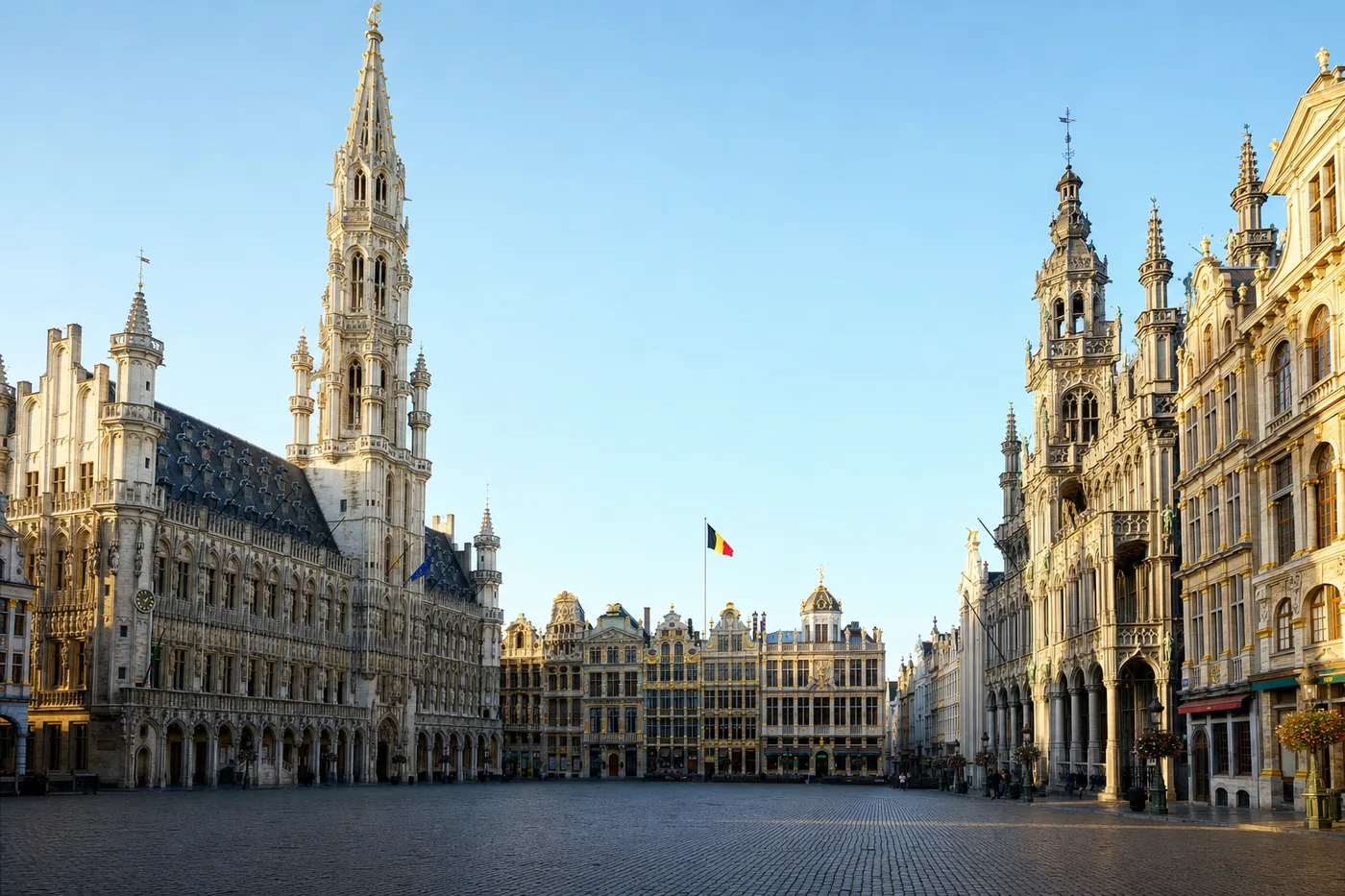 Belgien – bekanntes Wahrzeichen mit der Landesflagge