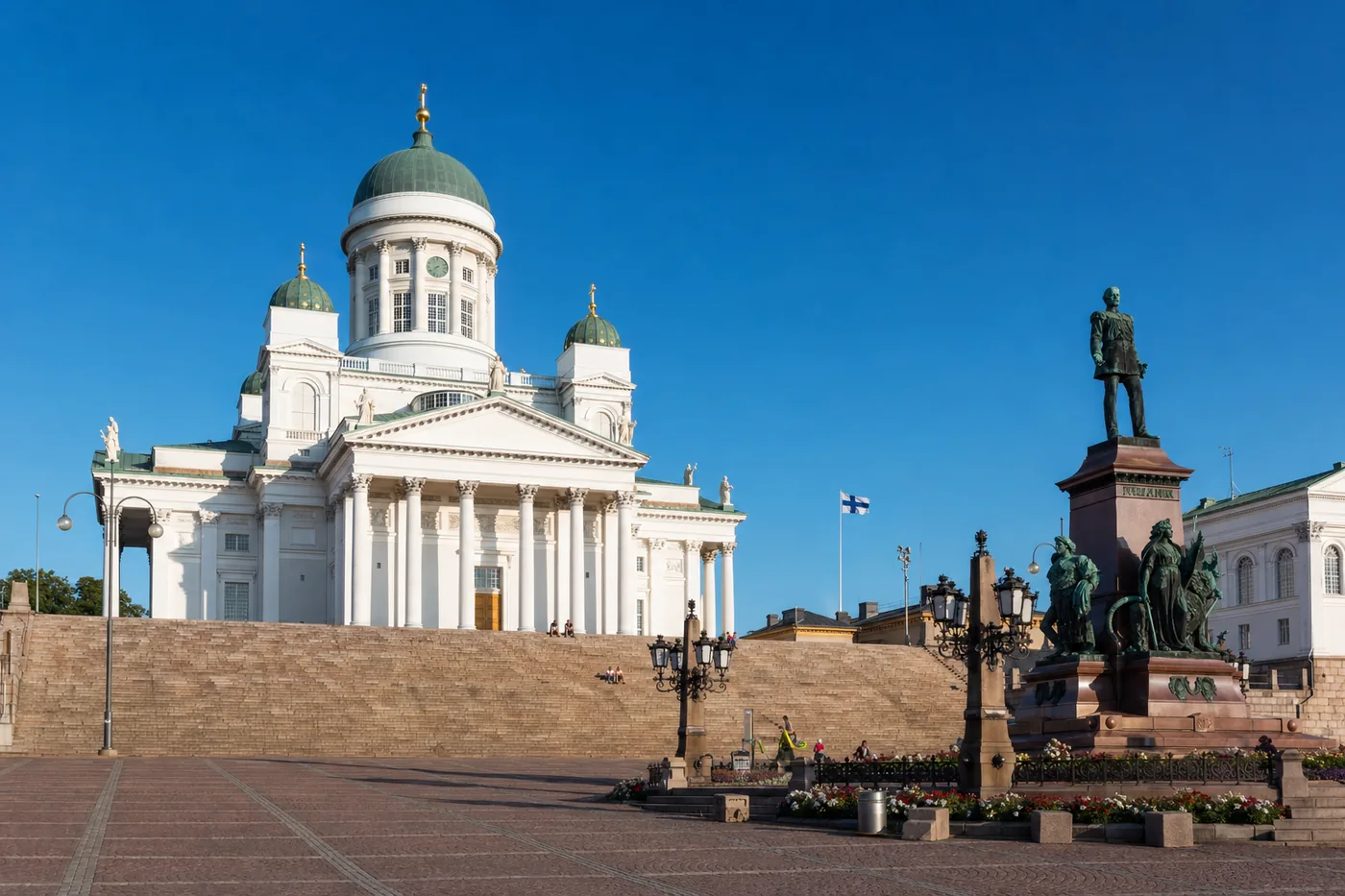 Finnland – bekanntes Wahrzeichen mit der Landesflagge
