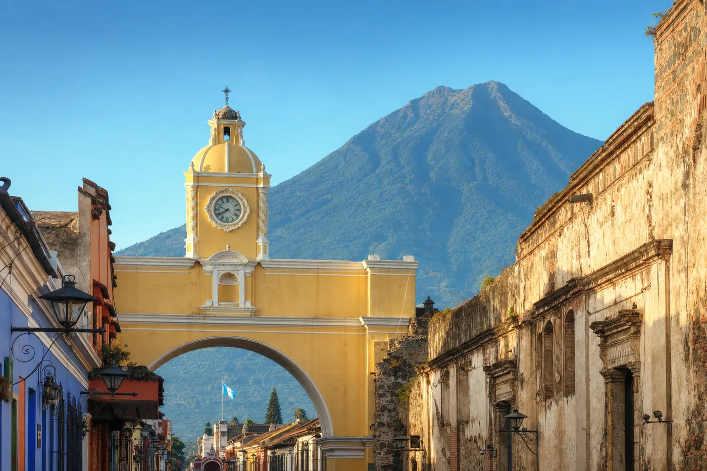 Guatemala – bekanntes Wahrzeichen mit der Landesflagge