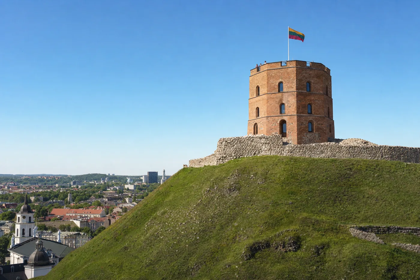 Litauen – bekanntes Wahrzeichen mit der Landesflagge