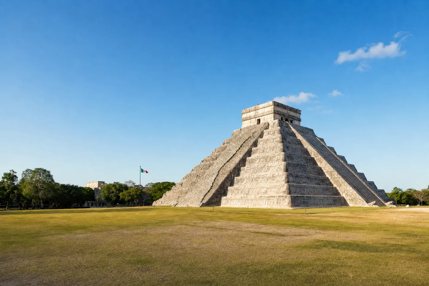Mexiko – bekanntes Wahrzeichen mit der Landesflagge