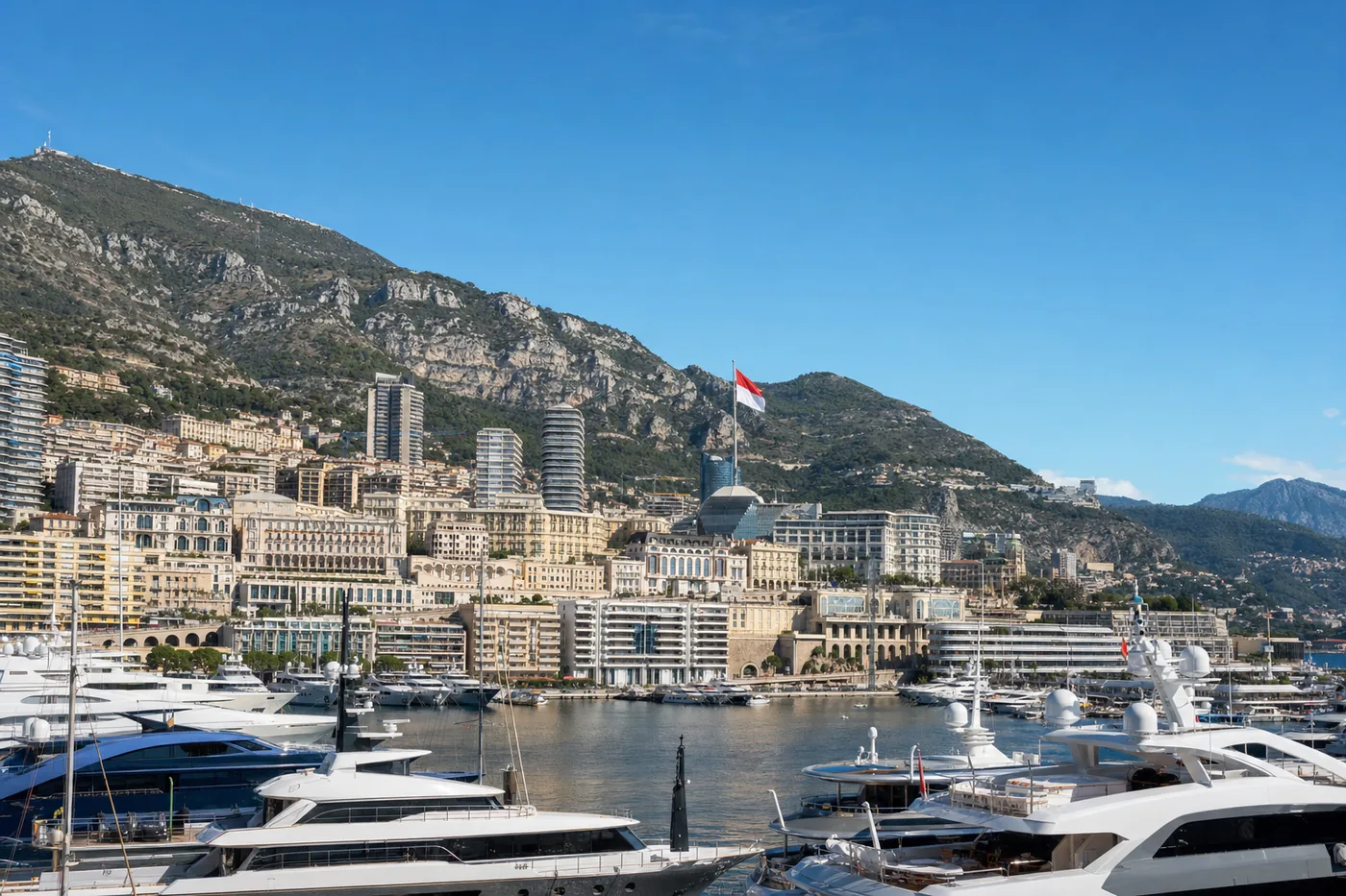 Monaco – bekanntes Wahrzeichen mit der Landesflagge