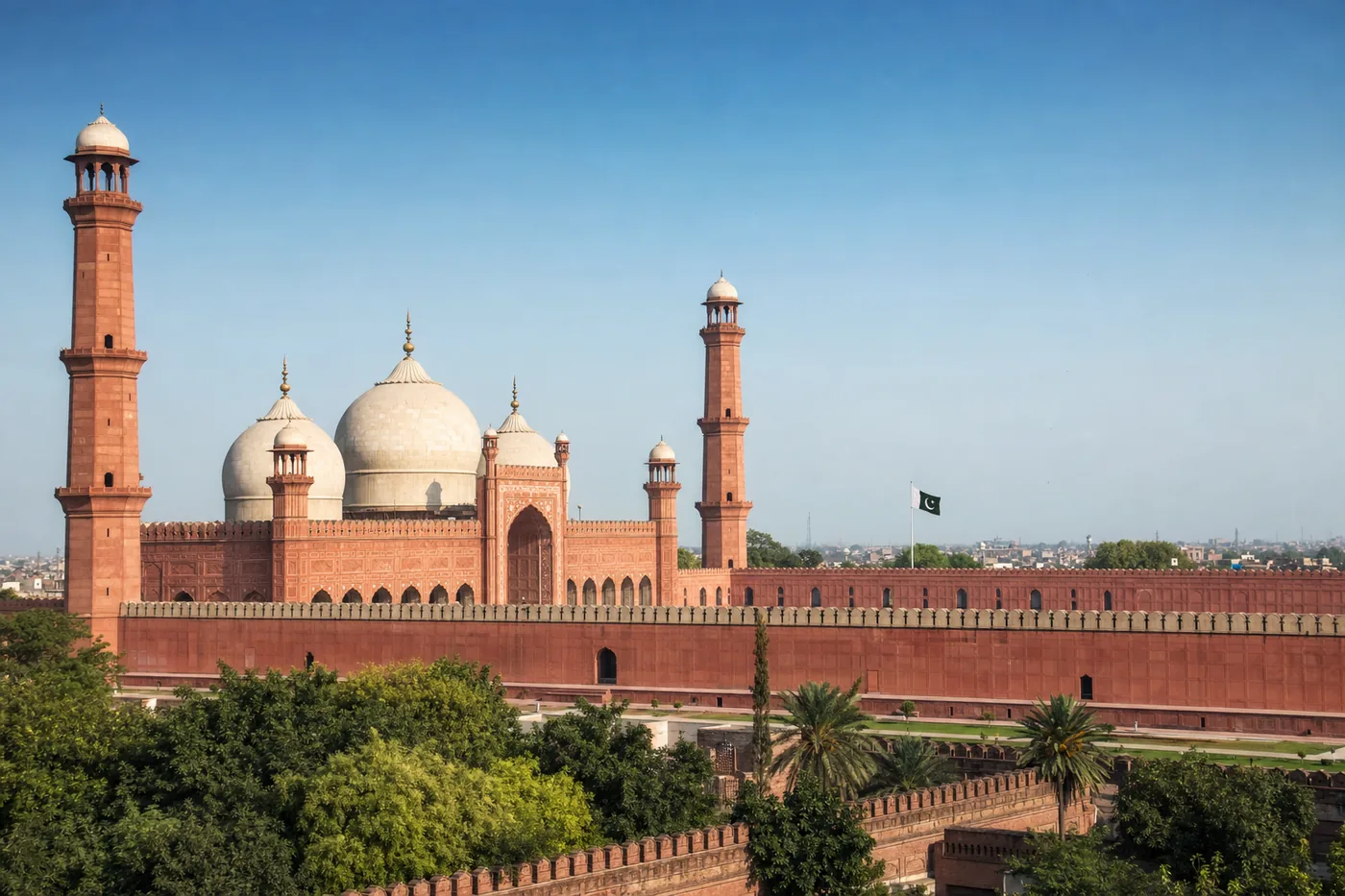Pakistan – bekanntes Wahrzeichen mit der Landesflagge