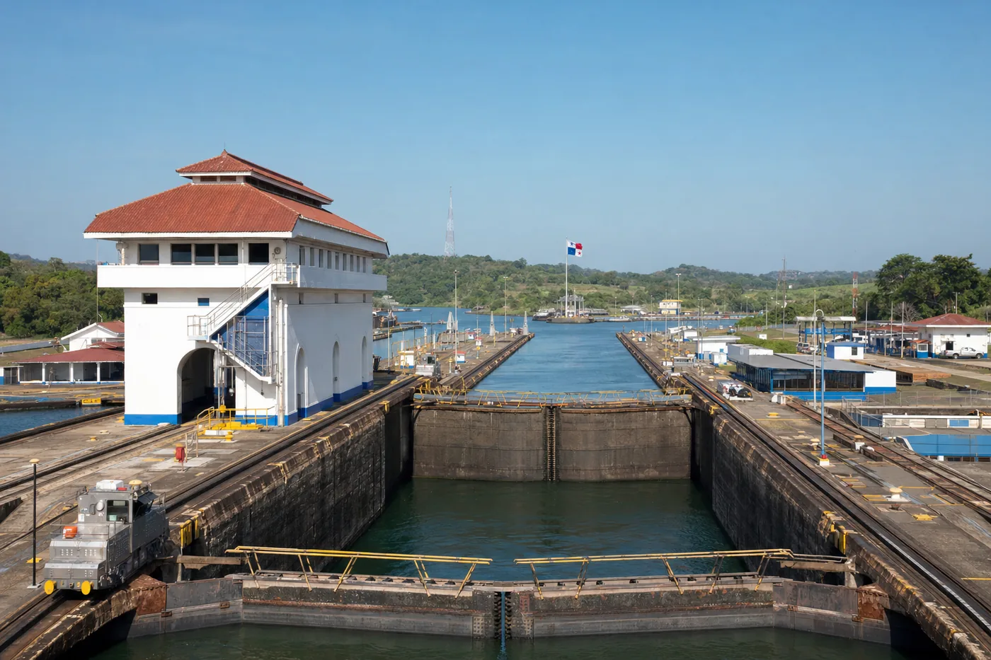 Panama – bekanntes Wahrzeichen mit der Landesflagge
