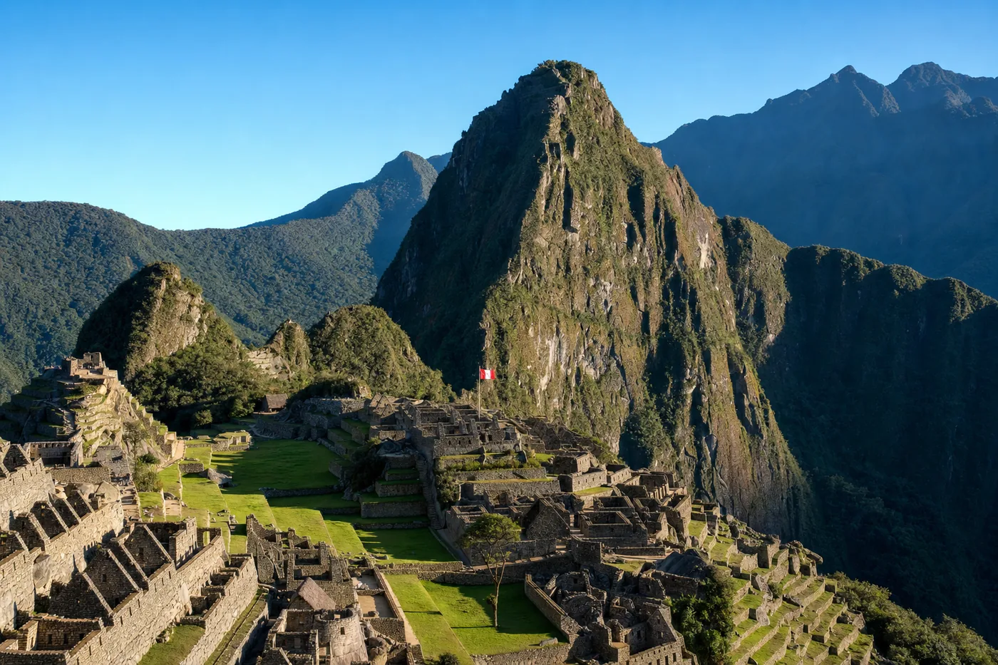 Peru – bekanntes Wahrzeichen mit der Landesflagge