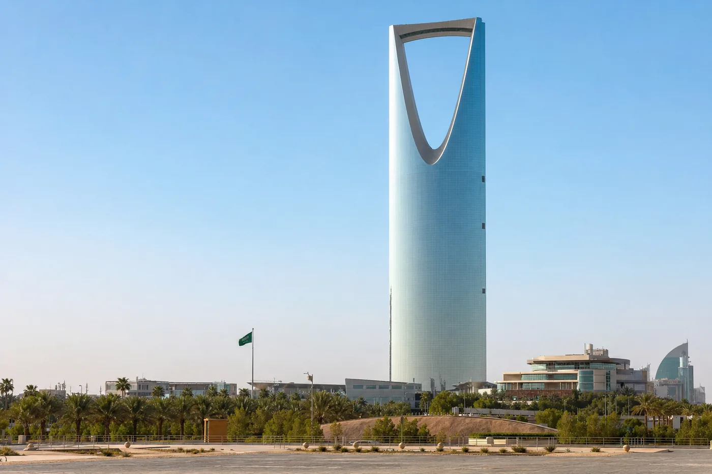 Saudi-Arabien – bekanntes Wahrzeichen mit der Landesflagge