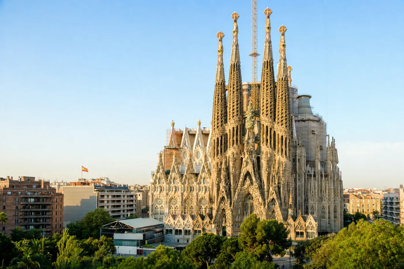 Spanien – bekanntes Wahrzeichen mit der Landesflagge