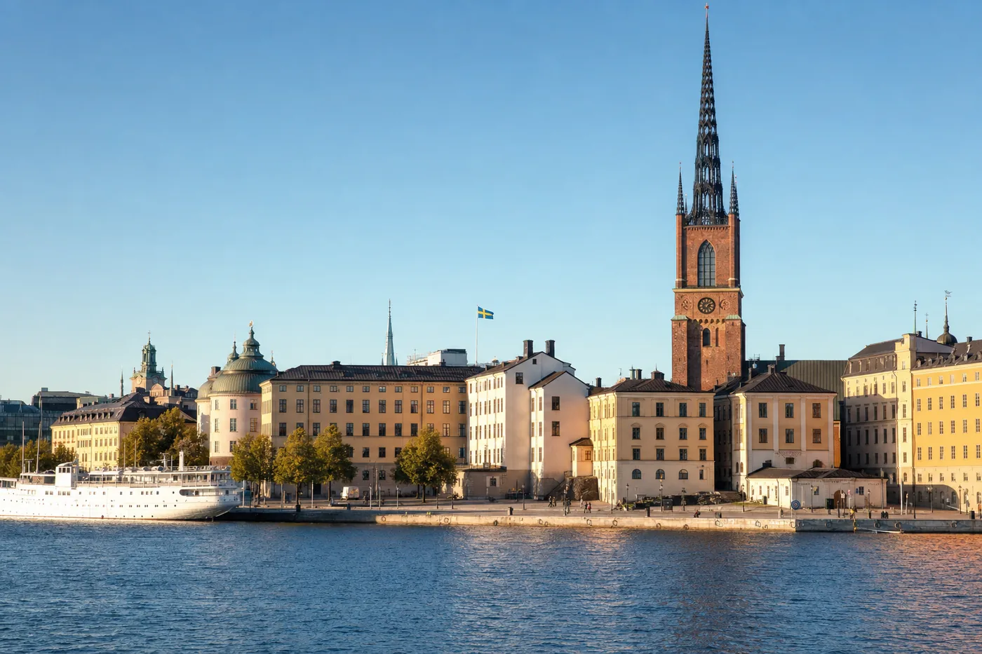 Schweden – bekanntes Wahrzeichen mit der Landesflagge