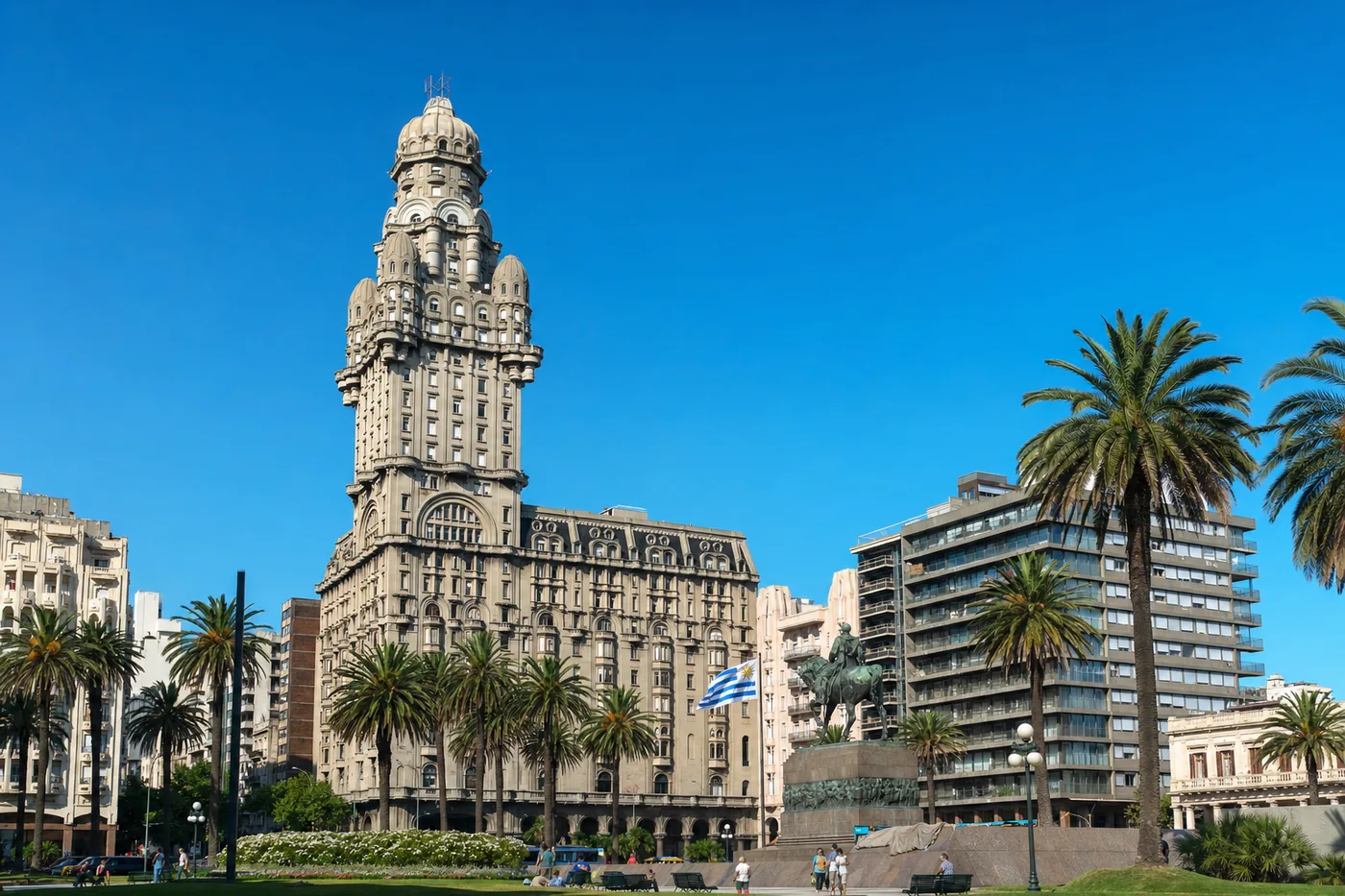 Uruguay – bekanntes Wahrzeichen mit der Landesflagge