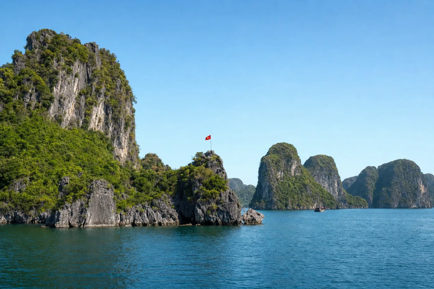 Vietnam – bekanntes Wahrzeichen mit der Landesflagge