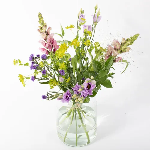 Violetter Wildblumen­strauß
